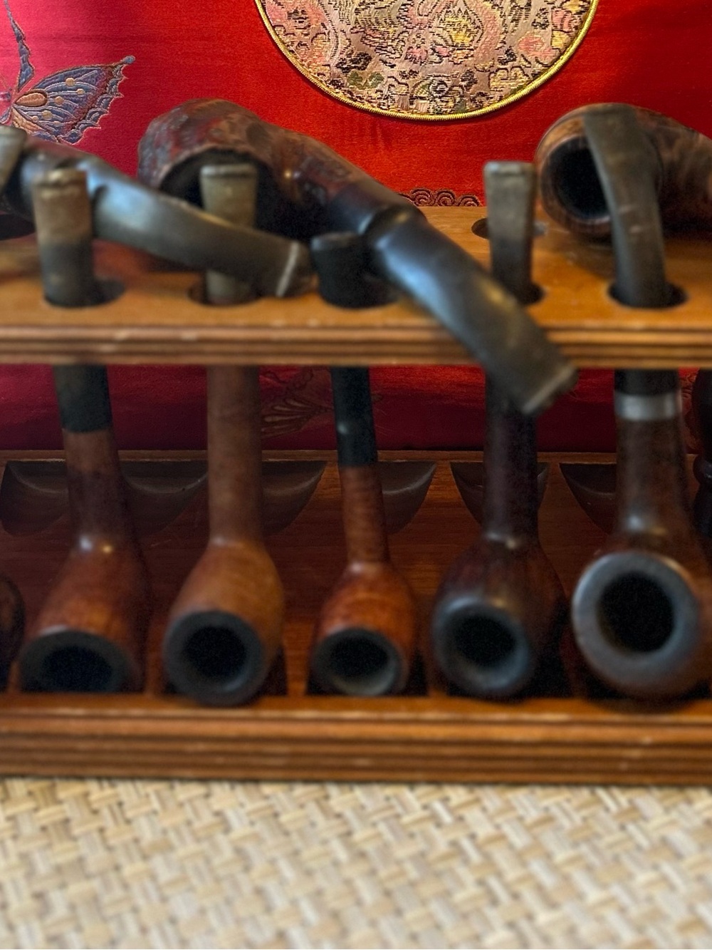 Vintage wooden pipe stand with  9 collectible pipes